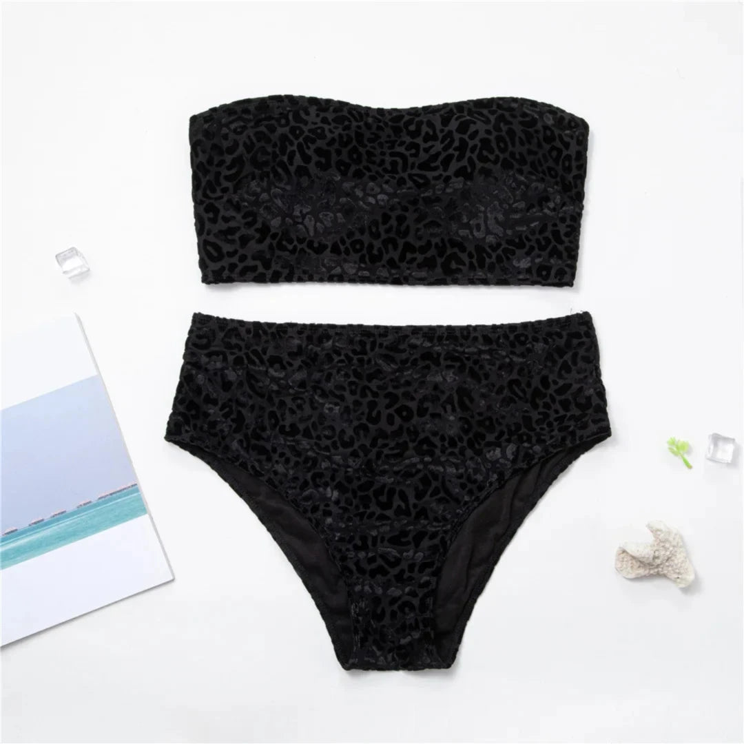 Bikini grande taille imprimé léopard à taille haute noir posé à plat sur fond blanc, bandeau et culotte taille haute