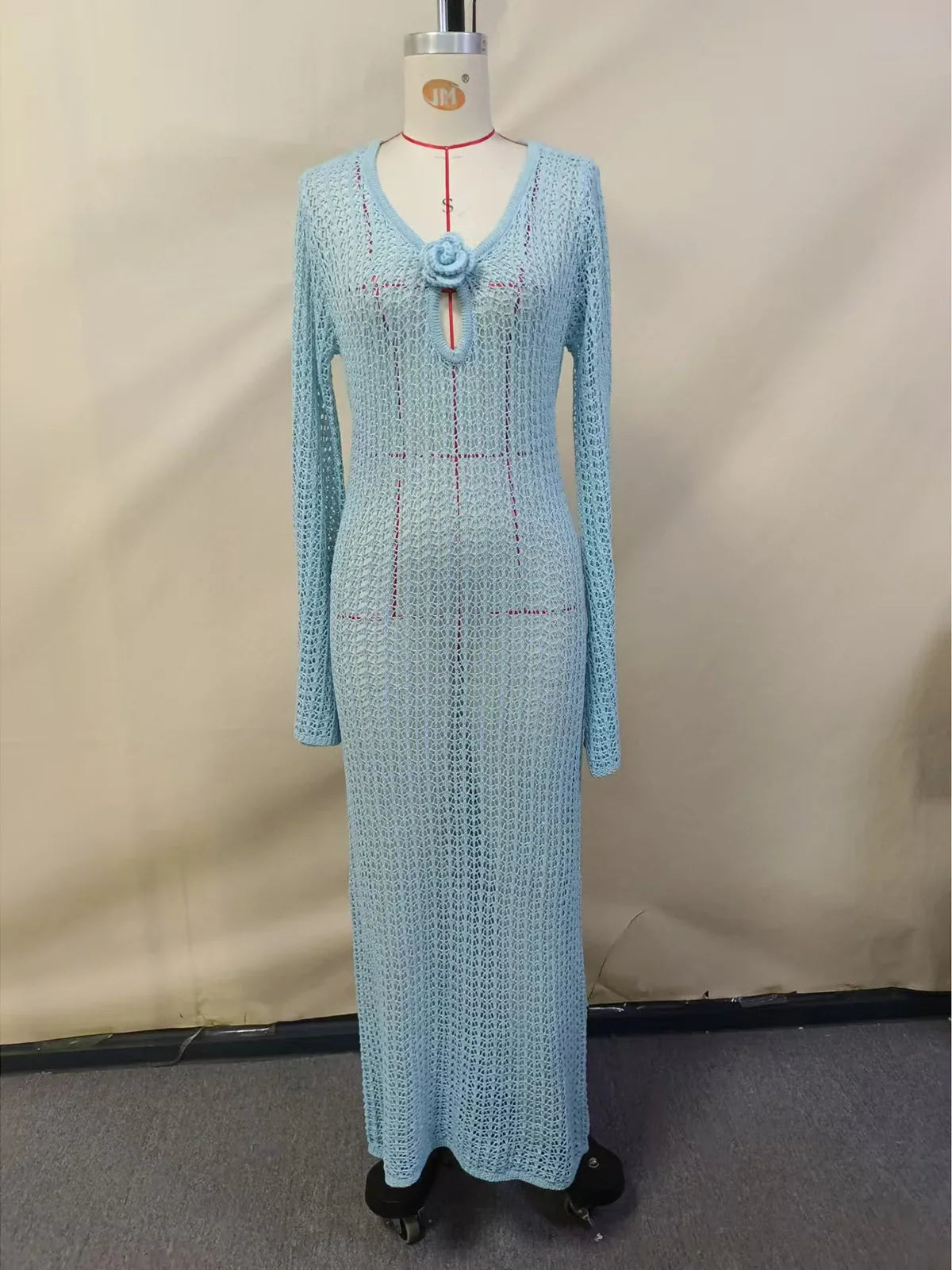 Tunique de plage crochet manches longues bleu sur mannequin de face, maille ajourée et ourlet long jusqu'au sol