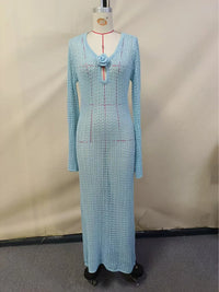 Tunique de plage crochet manches longues bleu sur mannequin de face, maille ajourée et ourlet long jusqu'au sol
