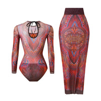Maillot une pièce manches longues marron et rouge vu de dos avec son paréo long, posé à plat sur fond blanc