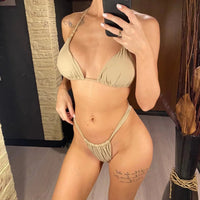 Bikini string kaki porté de face par une femme debout, haut triangle froncé et bas à fines attaches