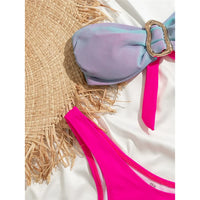 Gros plan sur le bandeau bleu lagon à anneau doré et le bas rose vif placé juste en dessous, fixé par un lien
