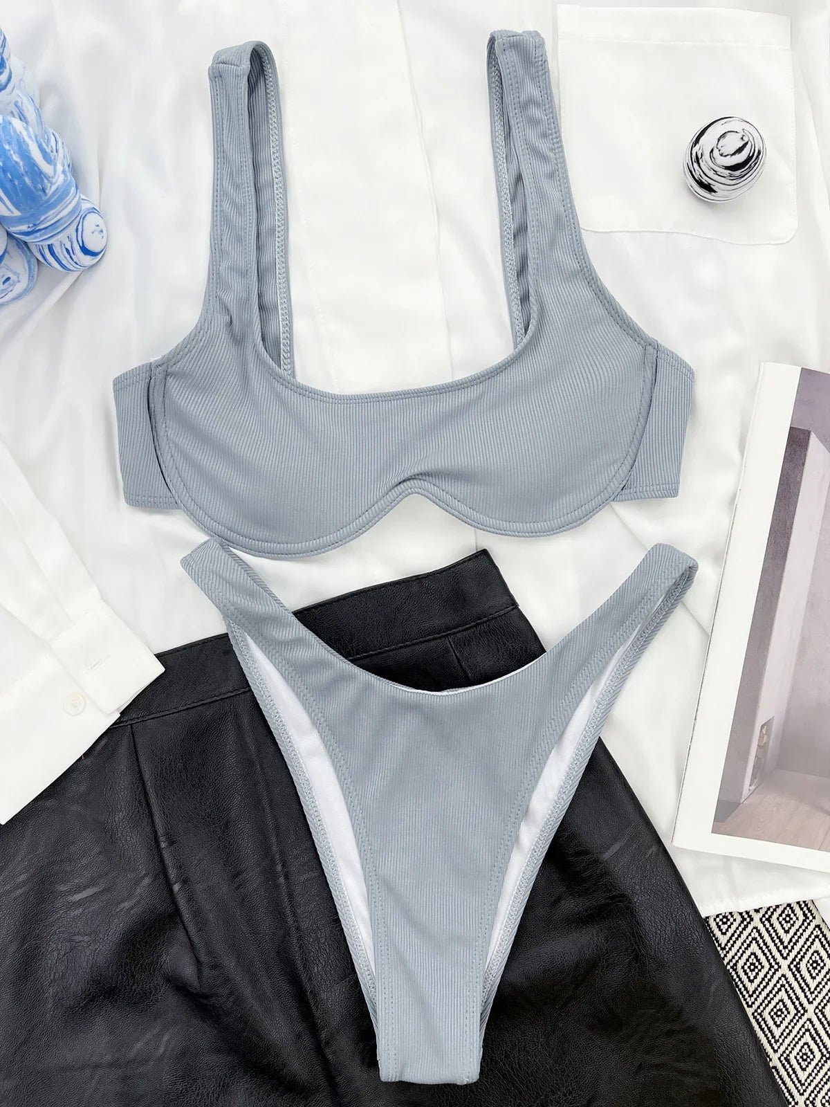 Bikini à armatures brésilien détail en V gris à plat avec bouteilles et magazine, bretelles larges