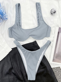 Bikini à armatures brésilien détail en V gris à plat avec bouteilles et magazine, bretelles larges