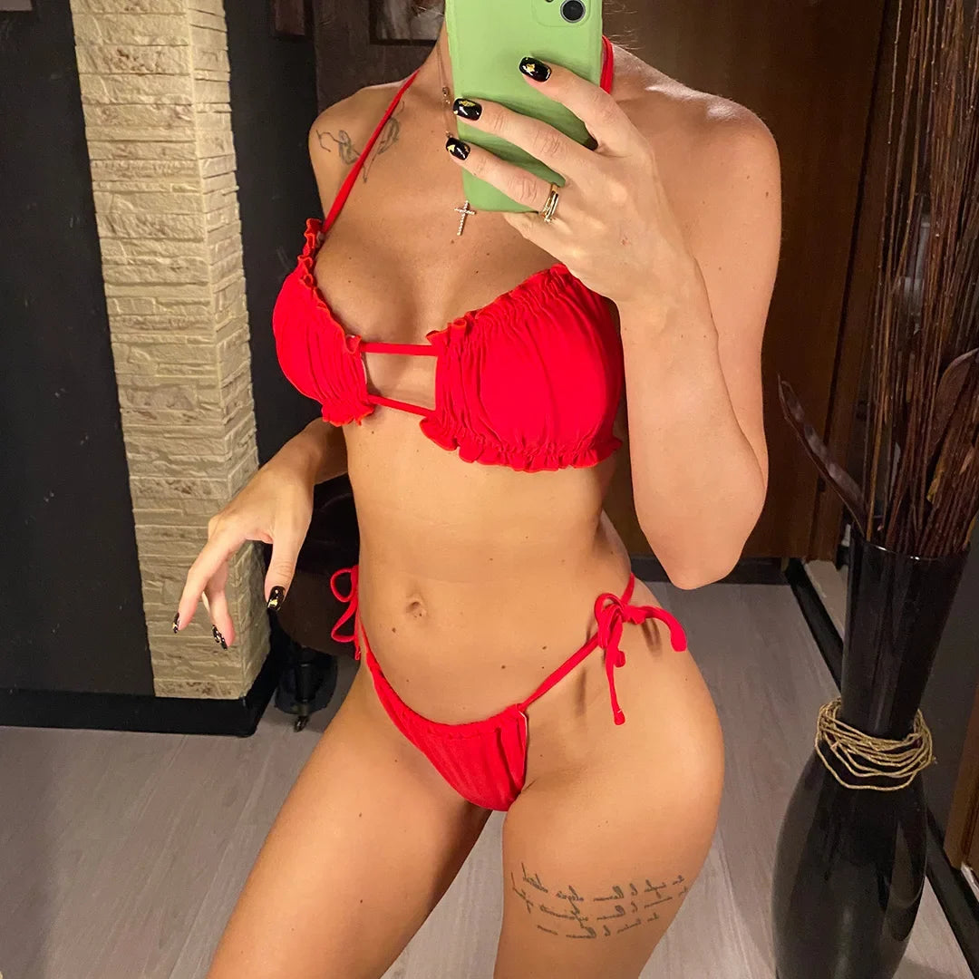 Bikini à volants froncé col halter bas à nouer rouge en selfie miroir, bretelles fines et découpe centrale