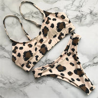 Bikini triangle brésilien à bretelles réglables beige à imprimé léopard posé à plat sur marbre blanc, haut à bretelles fines et bas assorti