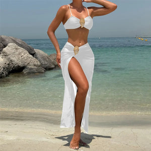 Maillot trois pièces avec jupe longue et ornement doré blanc