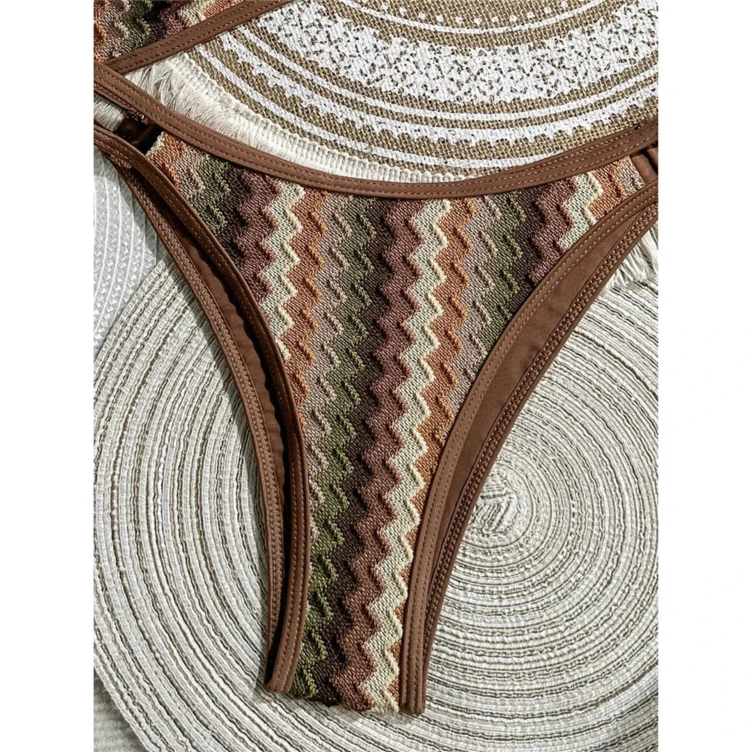 Gros plan sur le bas brésilien rayé marron et vert, chevrons orange, beige et vert et bordure marron