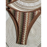Gros plan sur le bas brésilien rayé marron et vert, chevrons orange, beige et vert et bordure marron