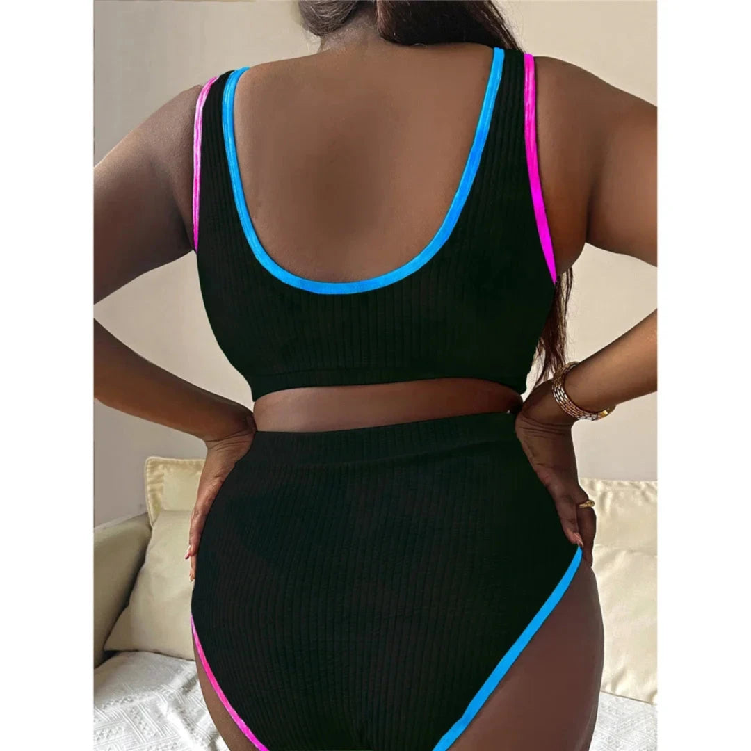 Bikini grande taille tie-dye taille haute noir vu de dos, bretelles larges, mains sur les hanches