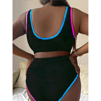 Bikini grande taille tie-dye taille haute noir vu de dos, bretelles larges, mains sur les hanches