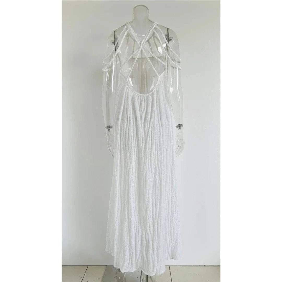 Longue robe blanche vue de dos sur mannequin, cordes croisées sur les épaules et dos ouvert en V