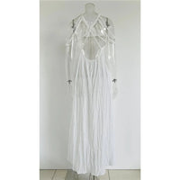 Longue robe blanche vue de dos sur mannequin, cordes croisées sur les épaules et dos ouvert en V