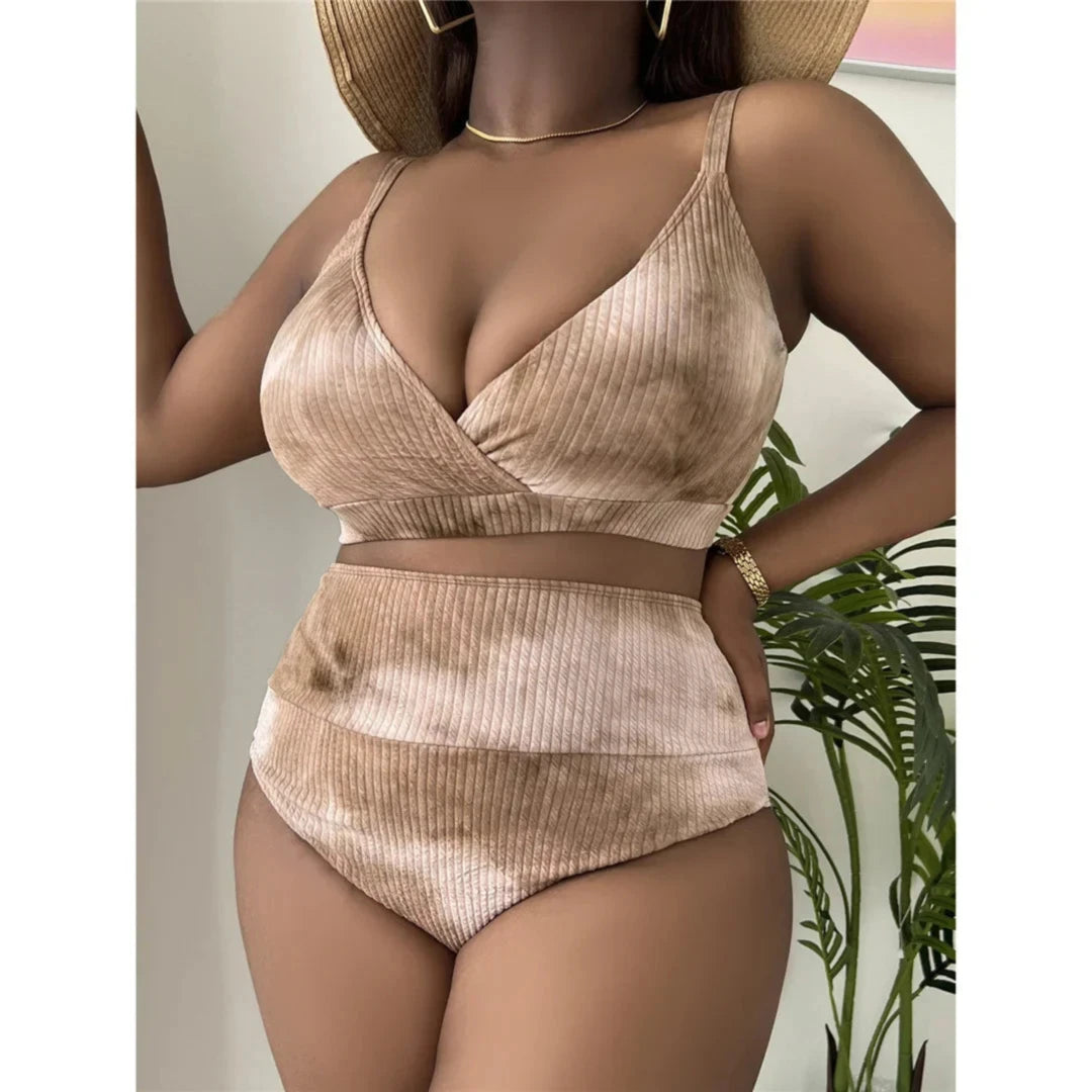 Gros plan sur le haut marron café côtelé à bretelles fines et décolleté croisé, porté de face sous un chapeau de paille