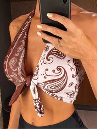 Gros plan sur le haut imprimé paisley marron d'un côté et blanc de l'autre, bandeau noué sous la poitrine