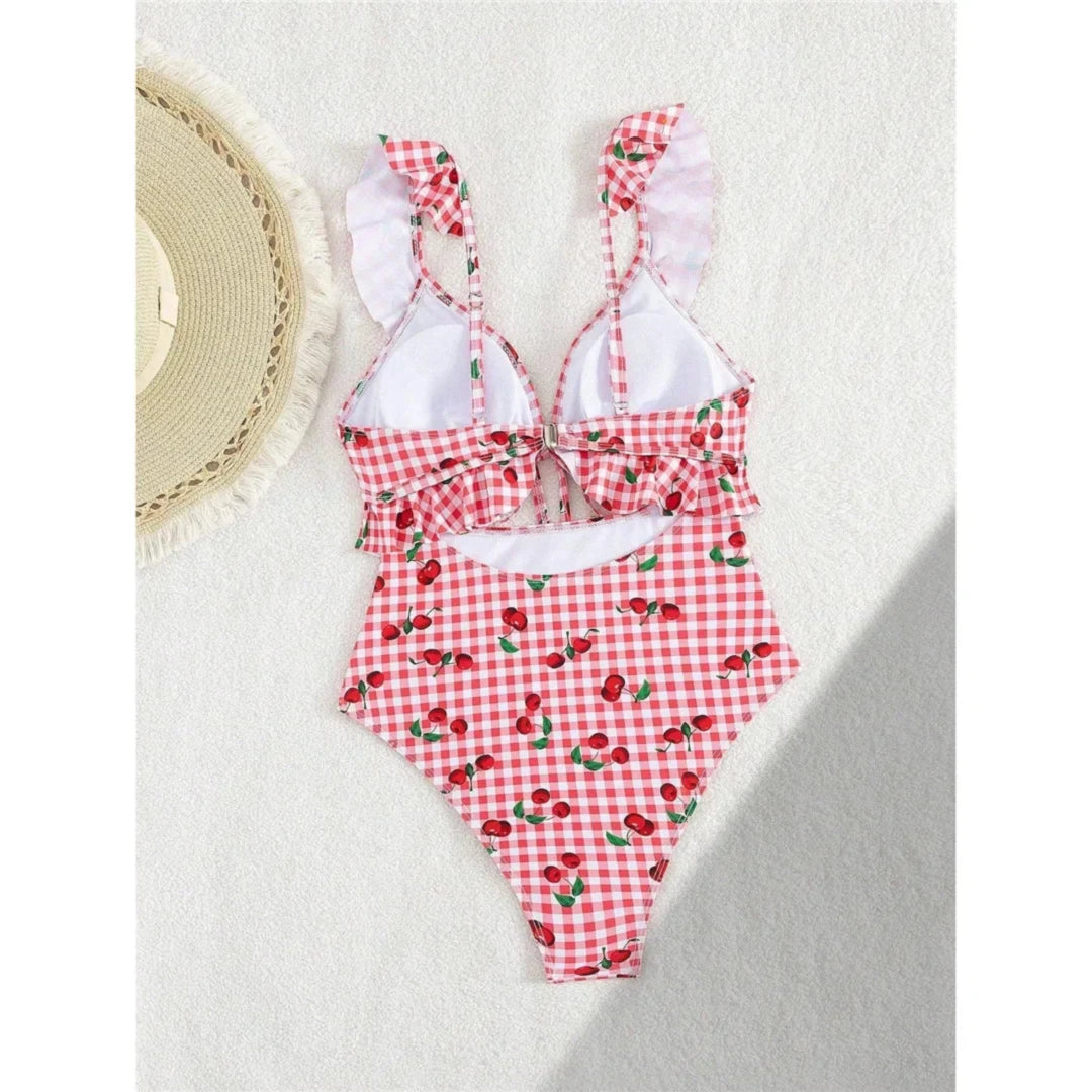 Maillot de bain une pièce à volants rouge à carreaux et cerises vu de dos, bretelles volantées et découpe au dos