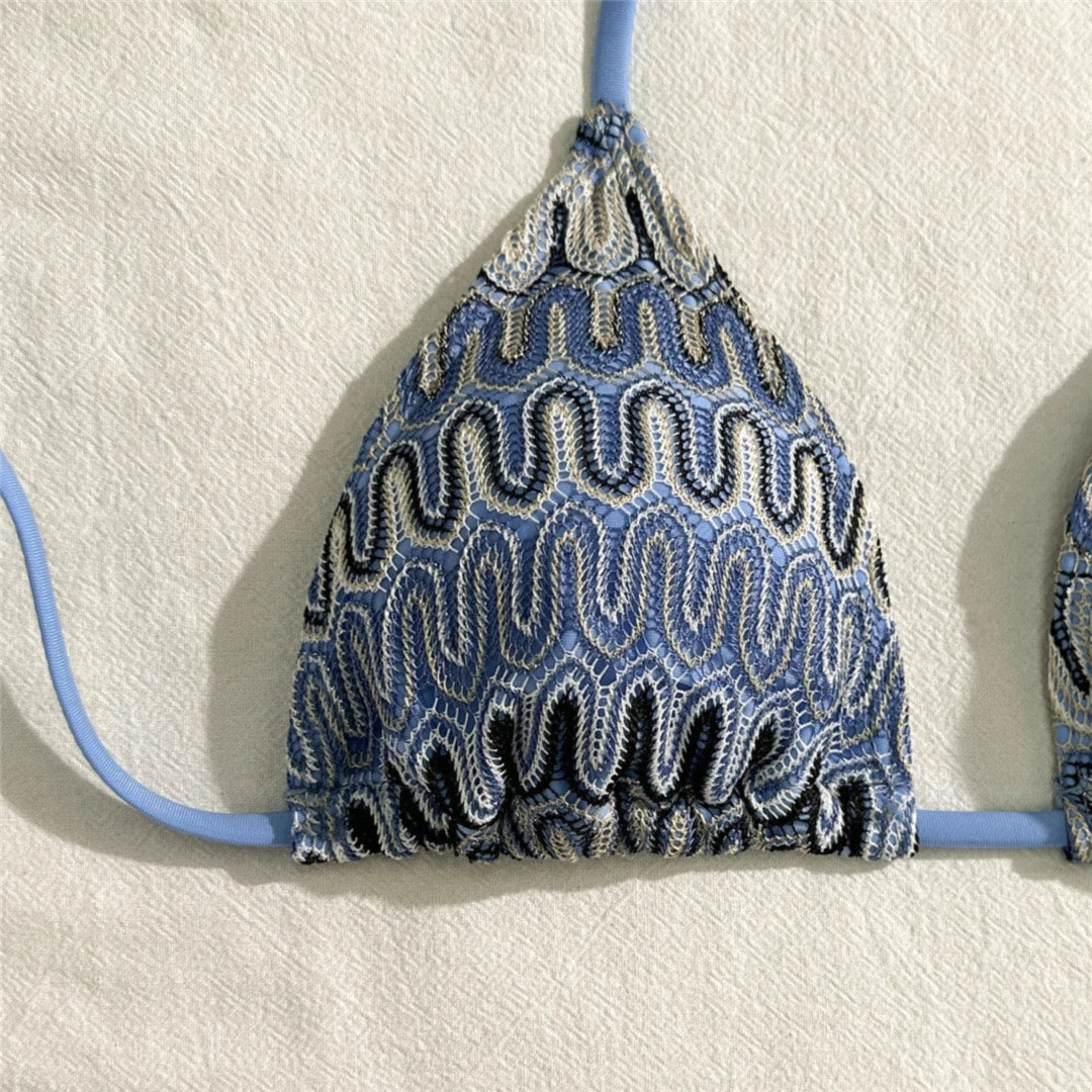 Gros plan sur le haut triangle bleu au motif ondulé crocheté et sa lanière bleue unie