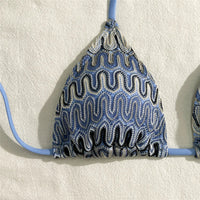 Gros plan sur le haut triangle bleu au motif ondulé crocheté et sa lanière bleue unie