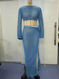 Tunique de plage en crochet ajourée bleue à manches longues, jupe longue nouée sur le côté, mannequin de face