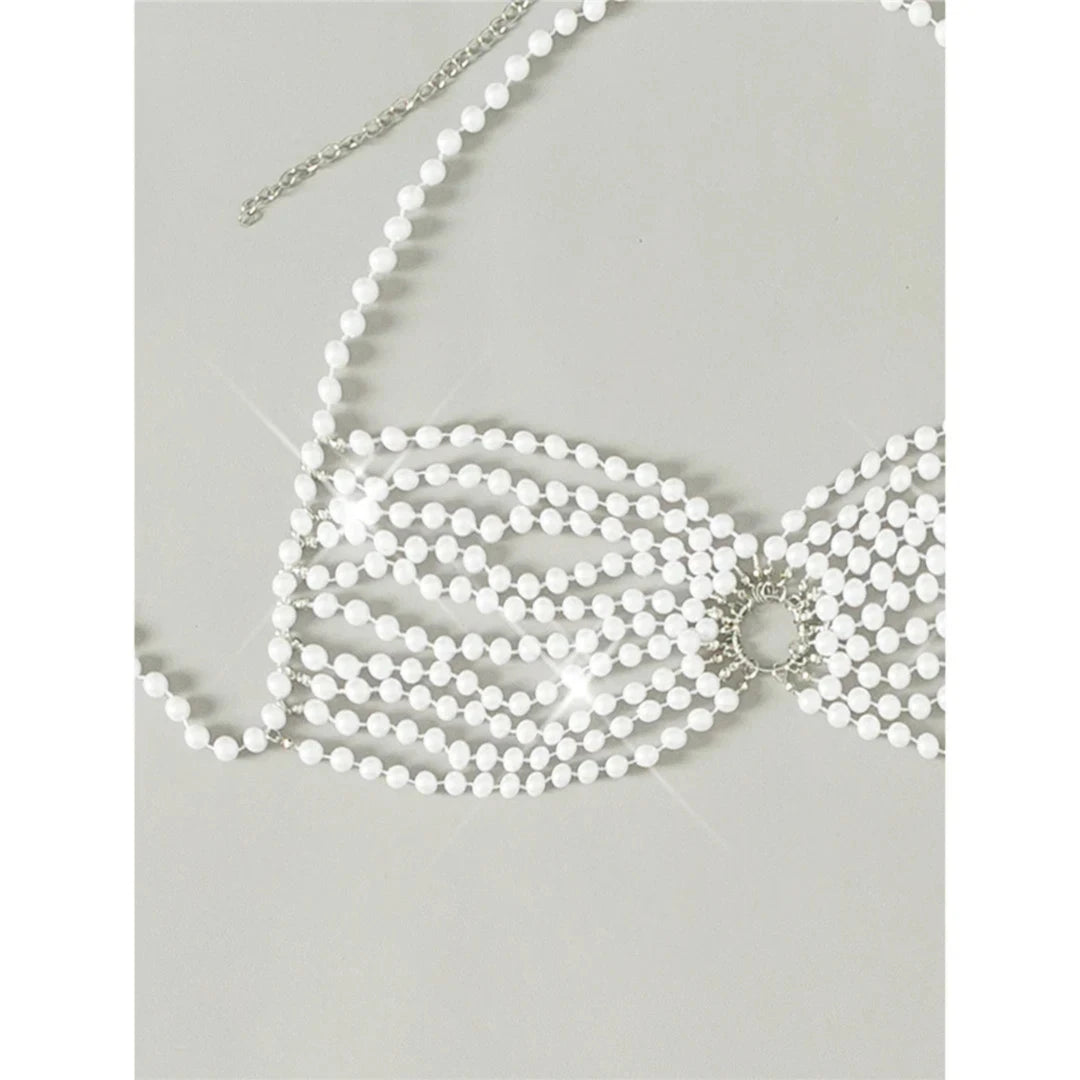 Gros plan sur les perles blanches du top ajouré, anneau argenté au centre et rangs de perles en éventail