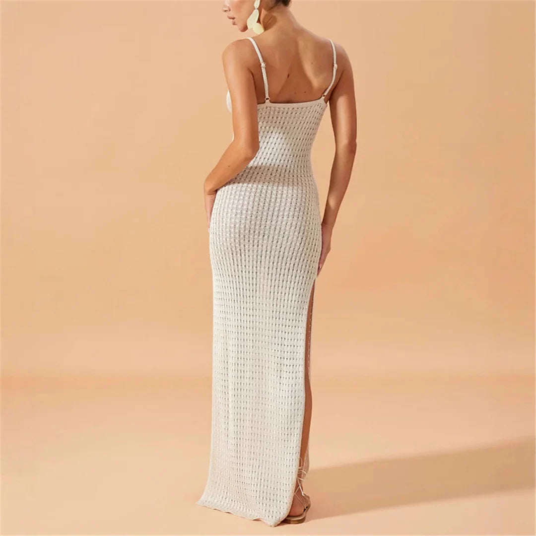 Tunique de plage crochet ajourée col V blanc vue de dos sur une femme, bretelles fines et fente latérale