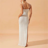 Tunique de plage crochet ajourée col V blanc vue de dos sur une femme, bretelles fines et fente latérale