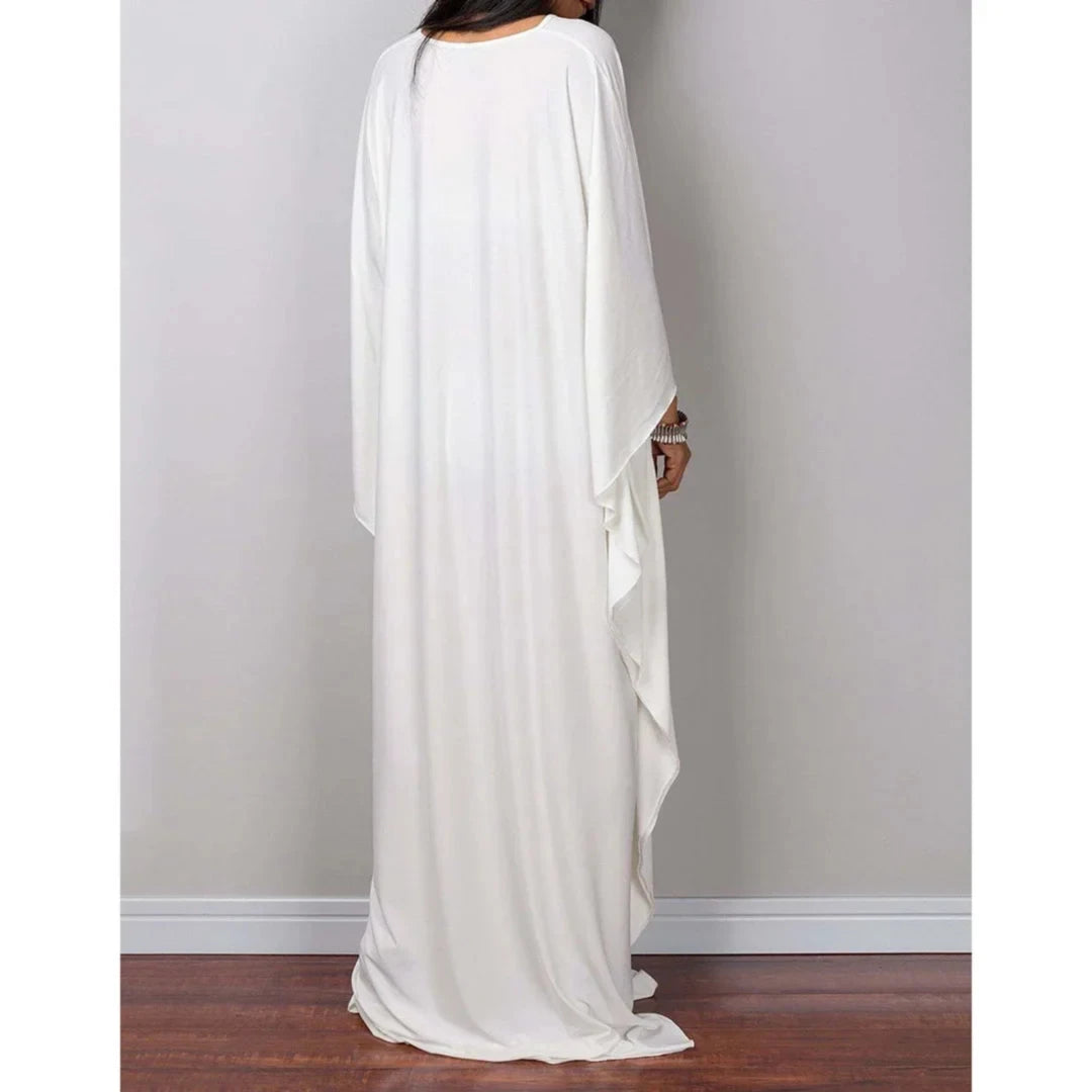 Robe de plage longue kaftan manches chauve-souris blanc vue de dos sur fond gris, manches amples et tombée jusqu'au sol