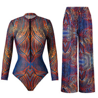 Maillot une pièce manches longues bleu zippé à motifs orange, col montant et pantalon ample assorti présentés à plat