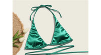 Gros plan sur le haut du bikini brésilien brillant triangle tour de cou vert clair