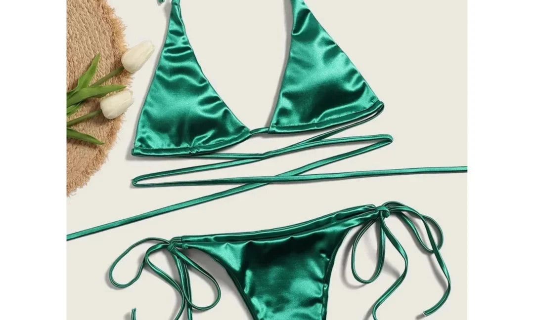 Détail de la matière et des finitions du bikini brésilien brillant triangle tour de cou vert clair