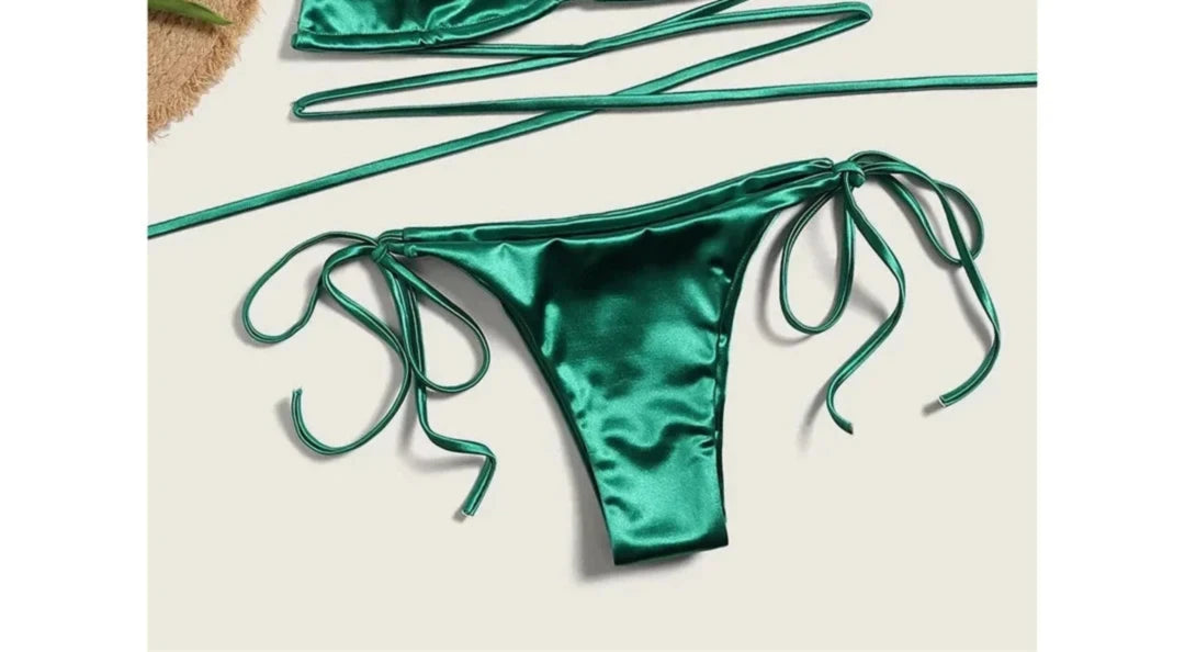 Gros plan sur le bas du bikini brésilien brillant triangle tour de cou vert clair