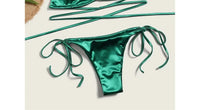 Gros plan sur le bas du bikini brésilien brillant triangle tour de cou vert clair