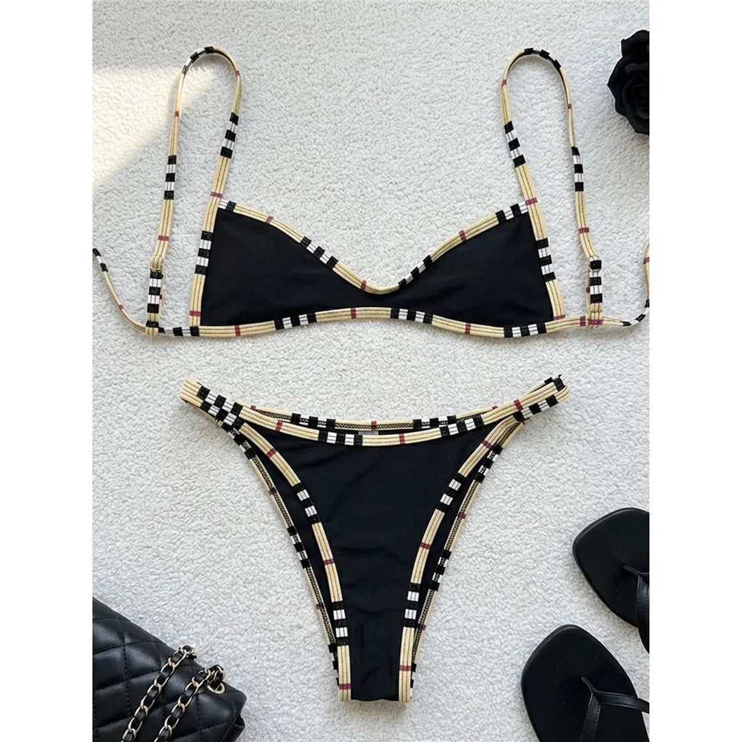 Bikini à carreaux noir taille basse posé à plat avec sac et tongs, bordures beiges et bretelles longues