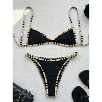 Bikini à carreaux noir taille basse posé à plat avec sac et tongs, bordures beiges et bretelles longues
