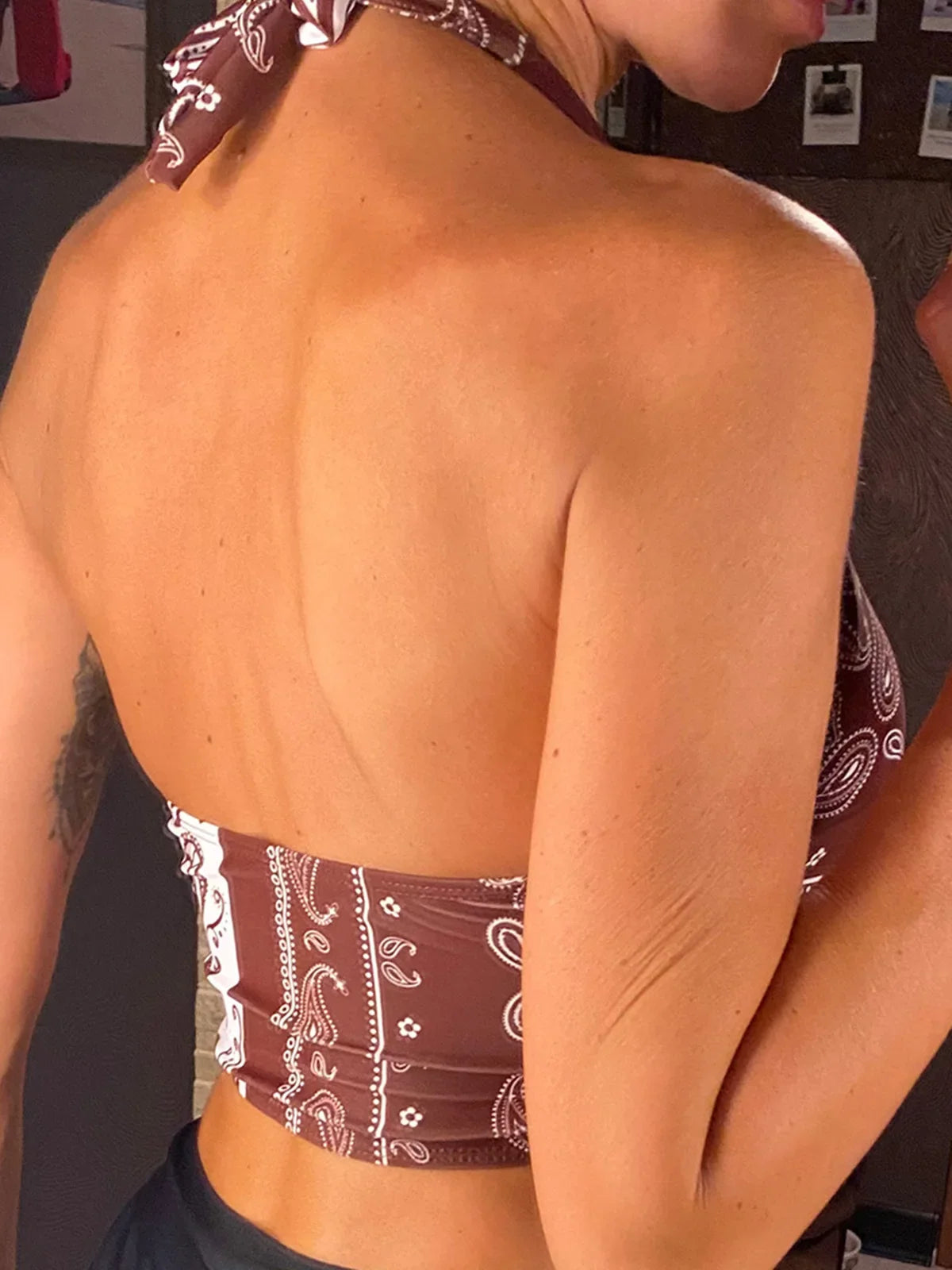 Haut de bikini tour de cou noué imprimé paisley marron et blanc vu de dos, bretelles nouées et dos nu