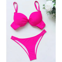 Bikini rose fuchsia à armatures à plat, bonnets rembourrés et culotte à double bande latérale, fleurs blanches
