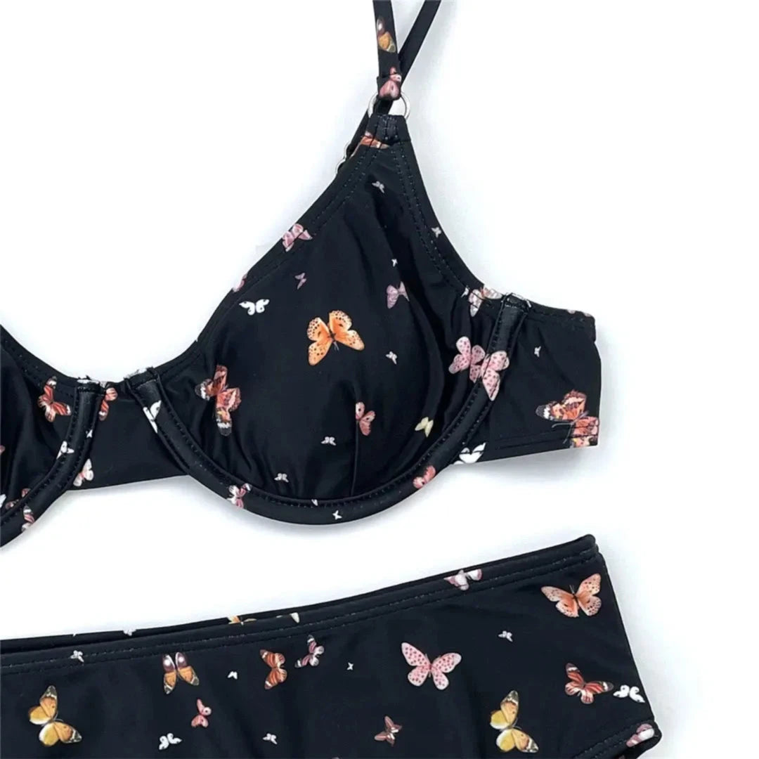 Gros plan sur les armatures et les papillons colorés du bikini taille haute noir