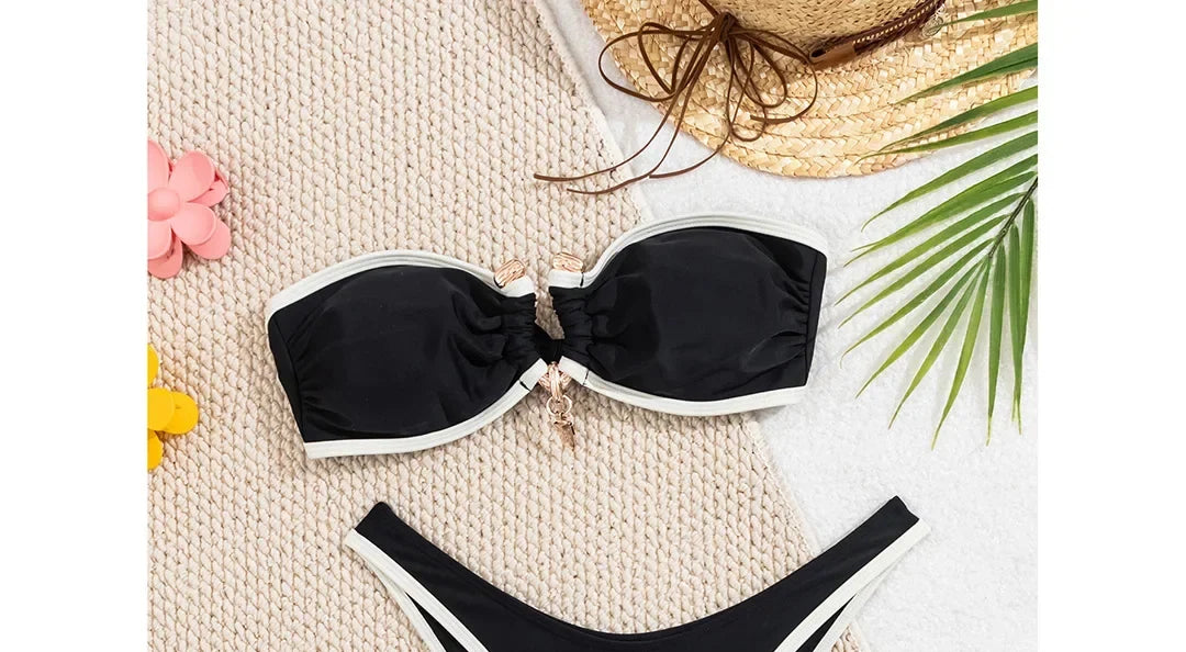Gros plan sur le haut du bikini bandeau à anneau brésilien liseré contrasté noir