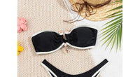 Gros plan sur le haut du bikini bandeau à anneau brésilien liseré contrasté noir