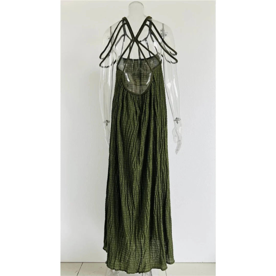 Longue robe vert kaki à cordes croisées sur les épaules et tissu plissé, sur mannequin en pied