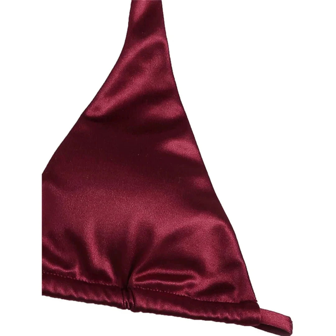 Gros plan sur le haut triangle en satin rouge bordeaux, surface brillante et bord inférieur élastique