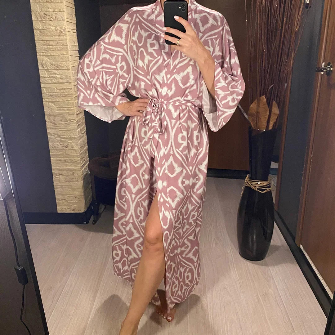 Robe de plage imprimée à manches longues col V rose vue de face au miroir, un bras étendu et fente sur le devant
