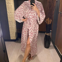 Robe de plage imprimée à manches longues col V rose vue de face au miroir, un bras étendu et fente sur le devant