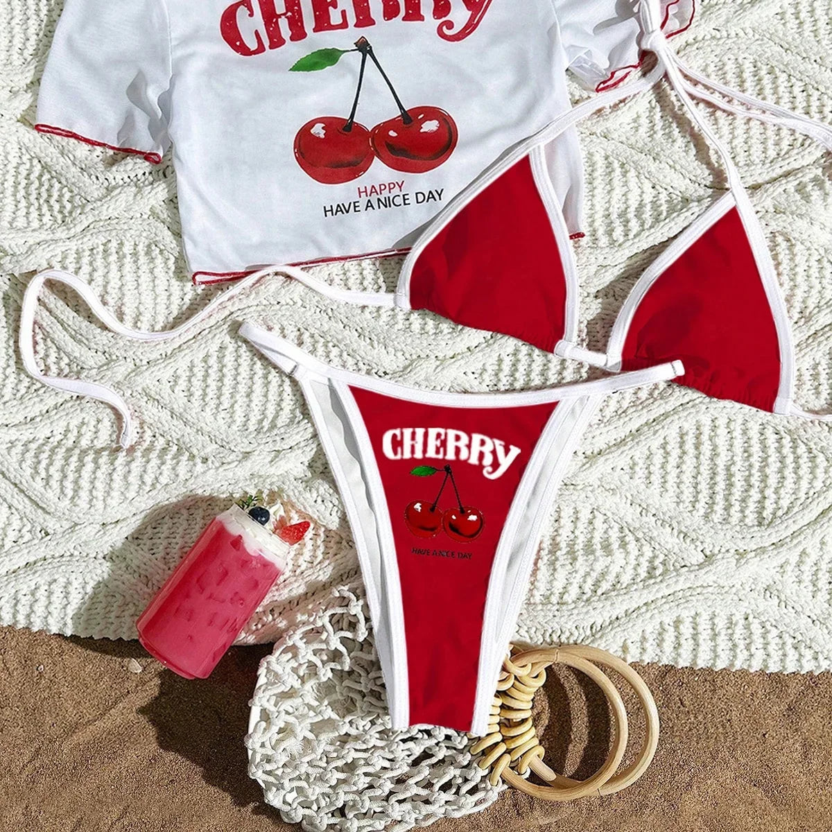 Maillot trois pièces t-shirt blanc à cerises et bikini rouge et blanc à bordures blanches, à plat
