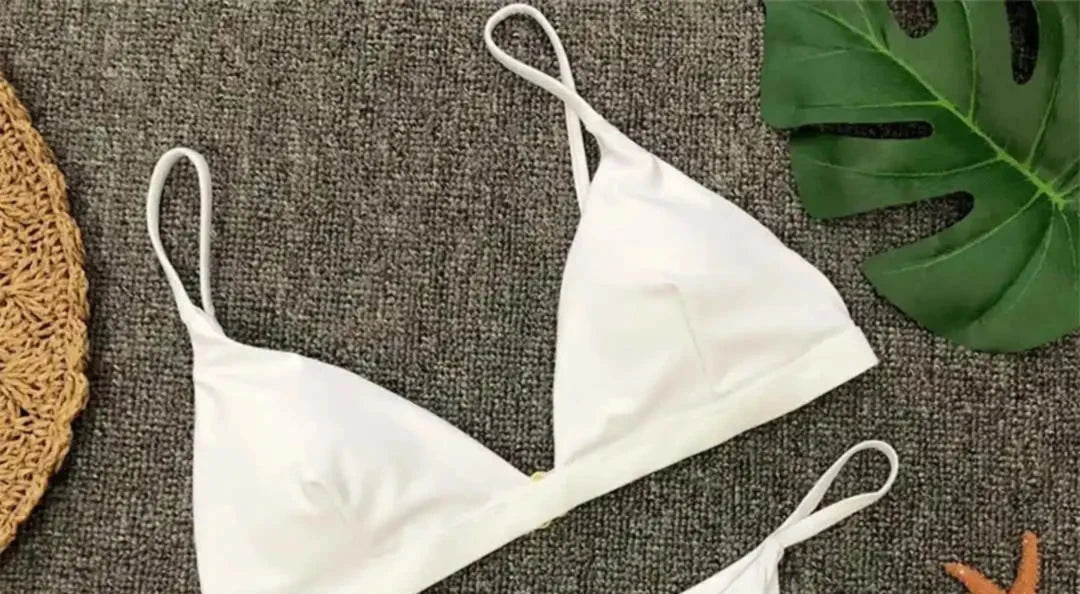 Gros plan sur le haut du bikini sans armatures triangle rembourré blanc