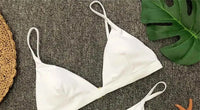 Gros plan sur le haut du bikini sans armatures triangle rembourré blanc