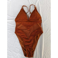 Maillot de bain une pièce échancré col V marron café posé à plat sur un drap blanc, insert en filet au centre