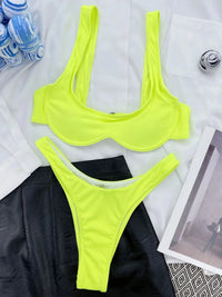 Bikini à armatures brésilien détail en V vert fluo à plat avec bouteilles et magazine, bretelles larges