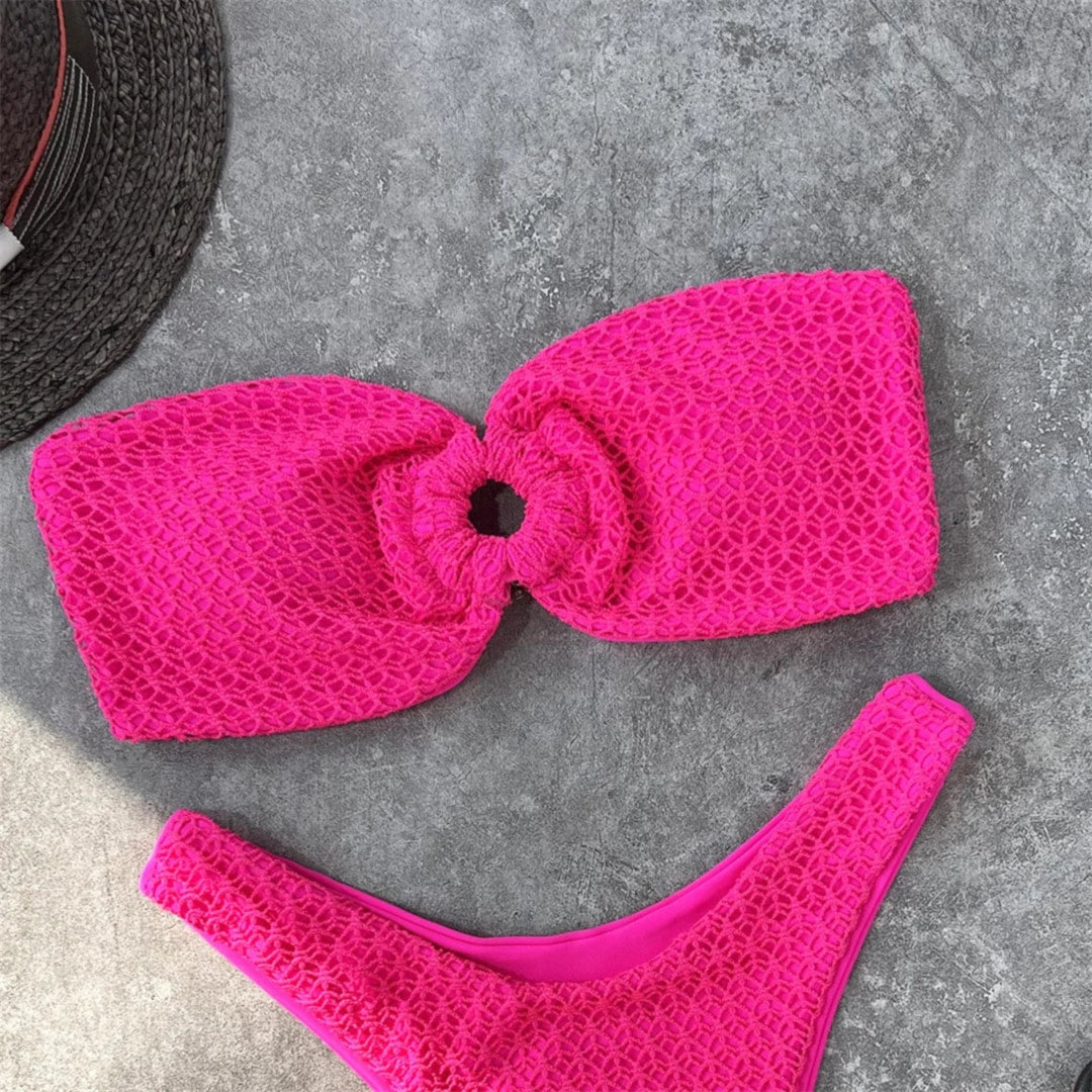 Gros plan sur le bandeau rose fuchsia à anneau central, texture en maille ajourée et bas échancré dessous