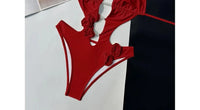 Gros plan sur le bas du maillot une pièce décolleté plongeant fleurs 3D rouge